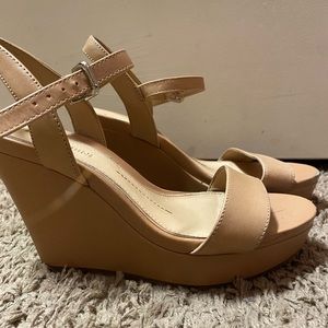 Size 6 Gianni Bini nude wedges